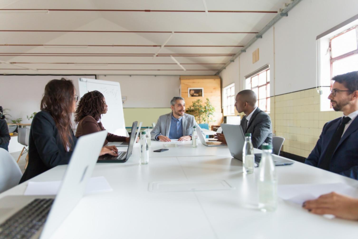Profesionales utilizando tecnología financiera avanzada